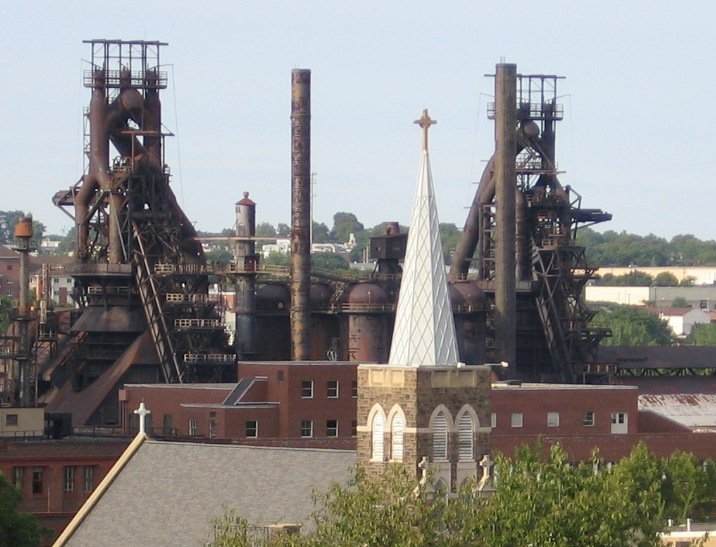 Fotografija: Slovenci so svojo cerkev zgradili v neposredni bližini težke jeklarske industrije. FOTO: Stjohnswindish
