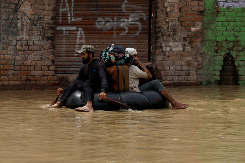 Fotografija: Uničenih je tudi ogromno kmetijskih površin in cest. FOTO: Fayaz Aziz/Reuters
