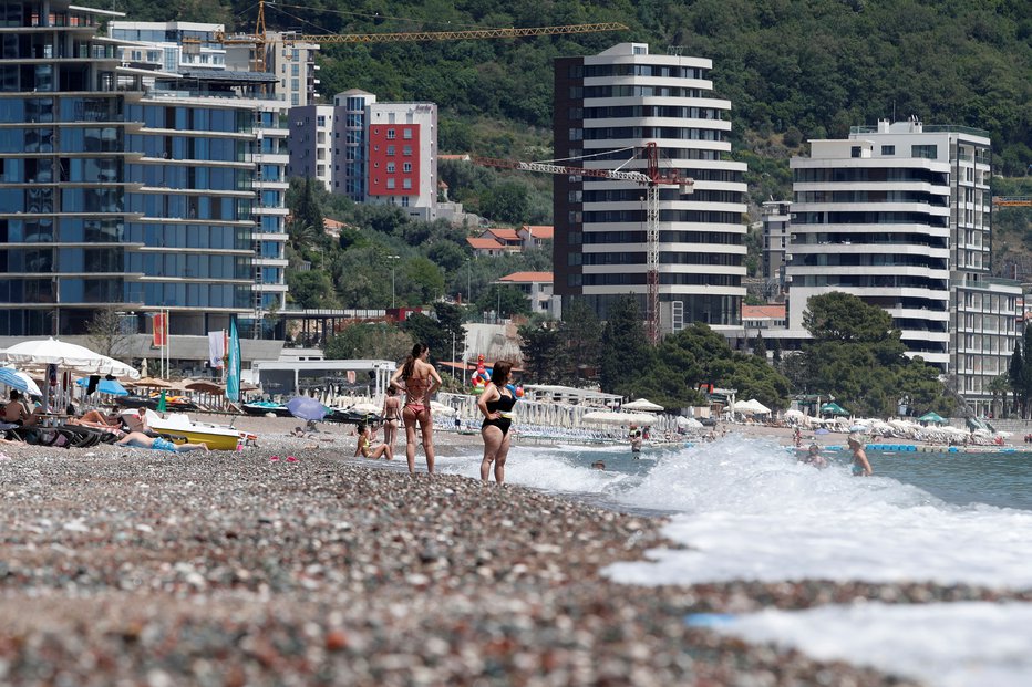 Fotografija: Plaža v Budvi. FOTO: Stevo Vasiljevic, Reuters
