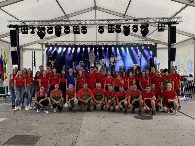 Člani domačega pihalnega orkestra so v nedeljo pekli burgerje. FOTO: Orkester Šentjernej
