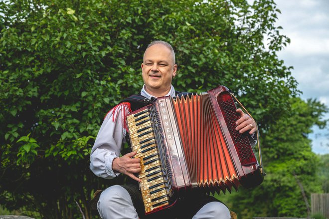 Igor Podpečan, vodja ansambla, harmonikar in pozavnist, je skomponiral na desetine skladb.
