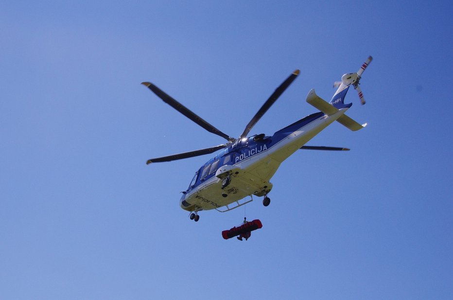 Fotografija: Mlajši planinki je na pomoč priletel helikopter. FOTO: Miljko Lesjak
