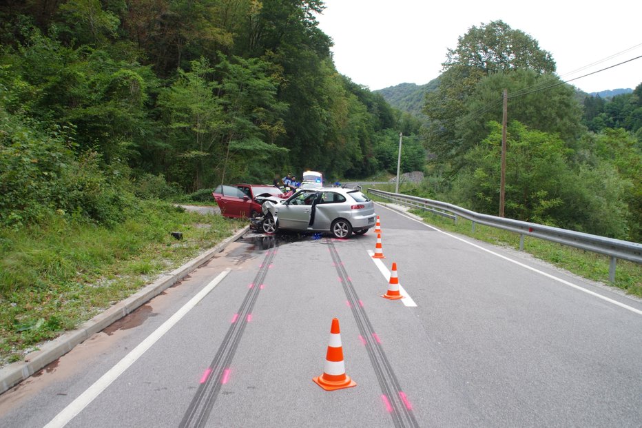 Fotografija: Kraj prometne nesreče na glavni cesti Stopnik–Želin. FOTO: PPP Nova Gorica
