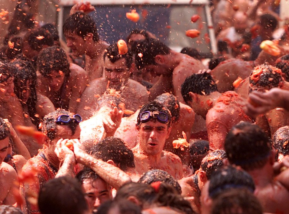 Fotografija: Enourne poulične borbe se je udeležilo 15.000 ljudi. FOTO: Desmond Boylan/Reuters
