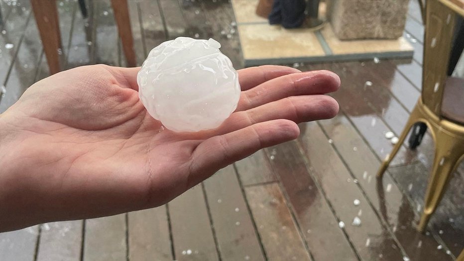 Fotografija: Začela je padati tako silovito, da se mnogim ni uspelo zateči na varno. FOTO: Sicus Carbonell/Reuters
