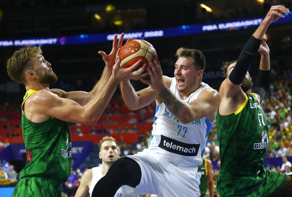 Fotografija: Luka Dončić se je neustrašno boril z litovskimi velikani. FOTO: Thilo Schmuelgen/Reuters
