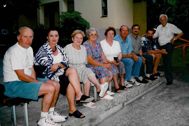 Člani in članice upravnega odbora okraja Murska Sobota, ki so sprejeli zgodovinsko odločitev in odkupili propadajoči hotel na Krku.
