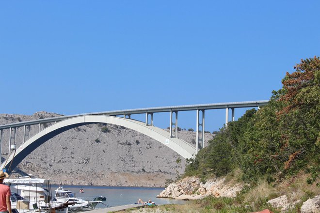 Odkar stoji Krški most, se na otok vozijo z avtobusi.
