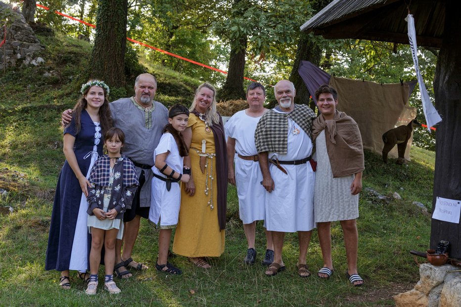 Fotografija: S slikarjem Ivom Brodejem (drugi z desne) FOTO: Jure Godler
