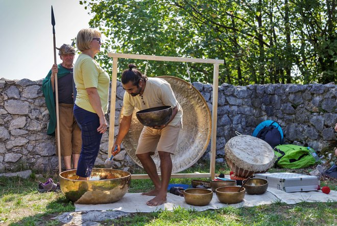 Zvok, ki prihaja iz gongov in medeninastih posod, zdravi ljudi. Foto: Tomaž Kolar
