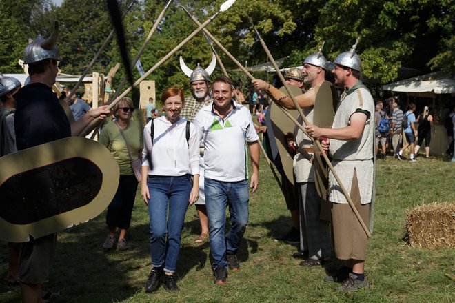 Takole so keltski stražarji pričakali in pozdravili ministrico za kulturo Asto Vrečko in šentjurskega župana Marka Diacija. Foto: Tomaž Kolar
