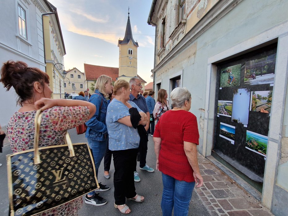 Fotografija: Razstava je zanimiva popestritev starega mestnega jedra. FOTO: Tanja Jakše Gazvoda
