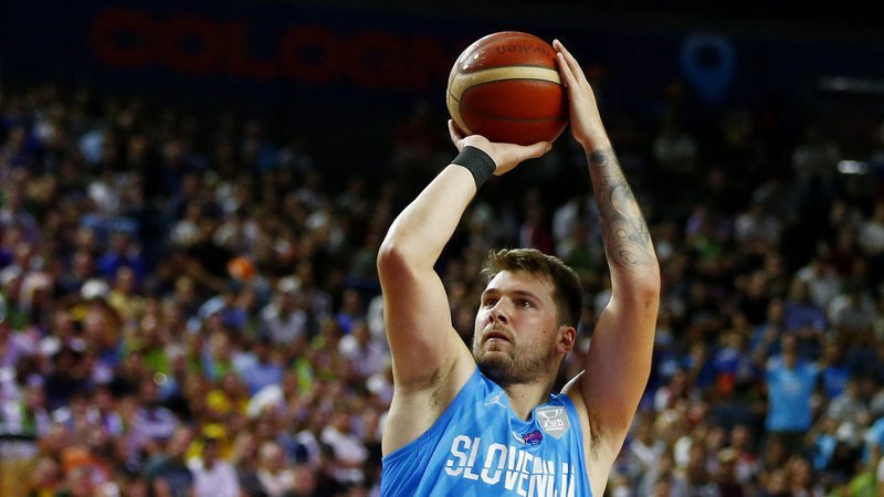 Fotografija: Luka Dončić je v prvem polčasu natresel Francozom kar 27 točk. FOTO: Thilo Schmuelgen, Reuters
