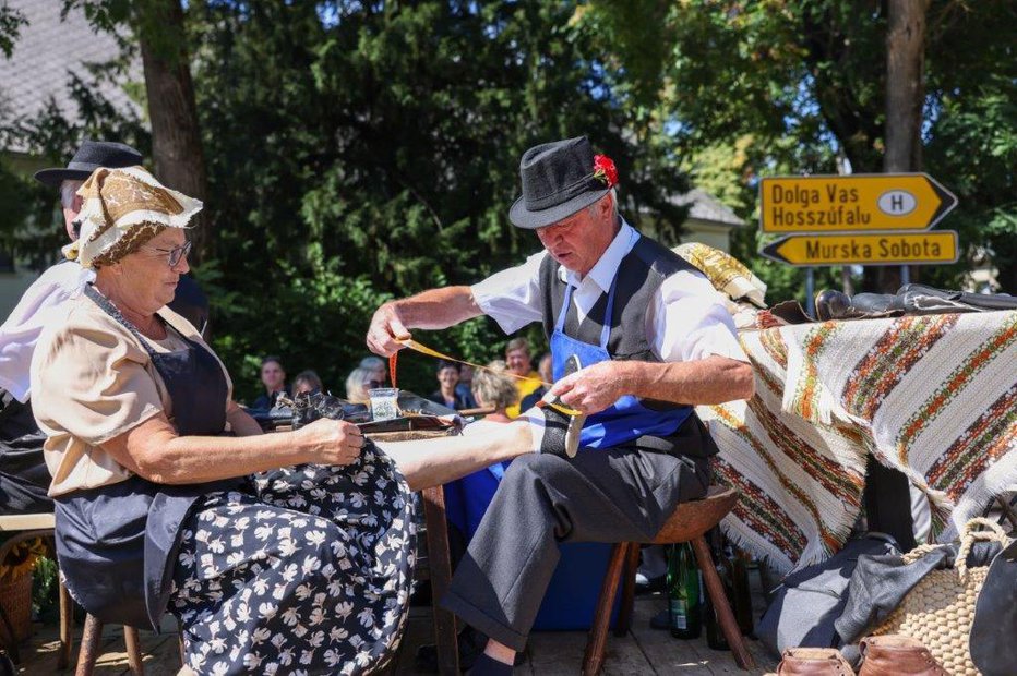 Fotografija: Takole mimogrede so merili in šivali šuhe.
