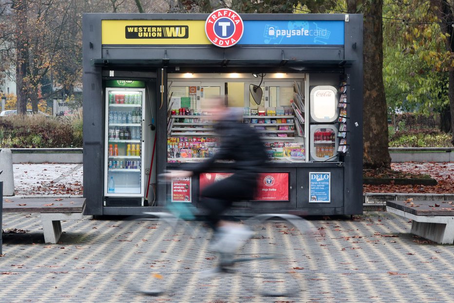 Fotografija: Dobitek je bil vplačan v trafiki na Slovenski cesti v Ljubljani (fotografija je simbolična). FOTO: Marko Feist, Slovenske novice
