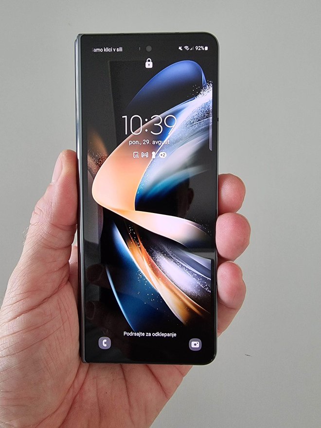 Samsung galaxy Z fold 4 v zloženem stanju. FOTO: Staš Ivanc
