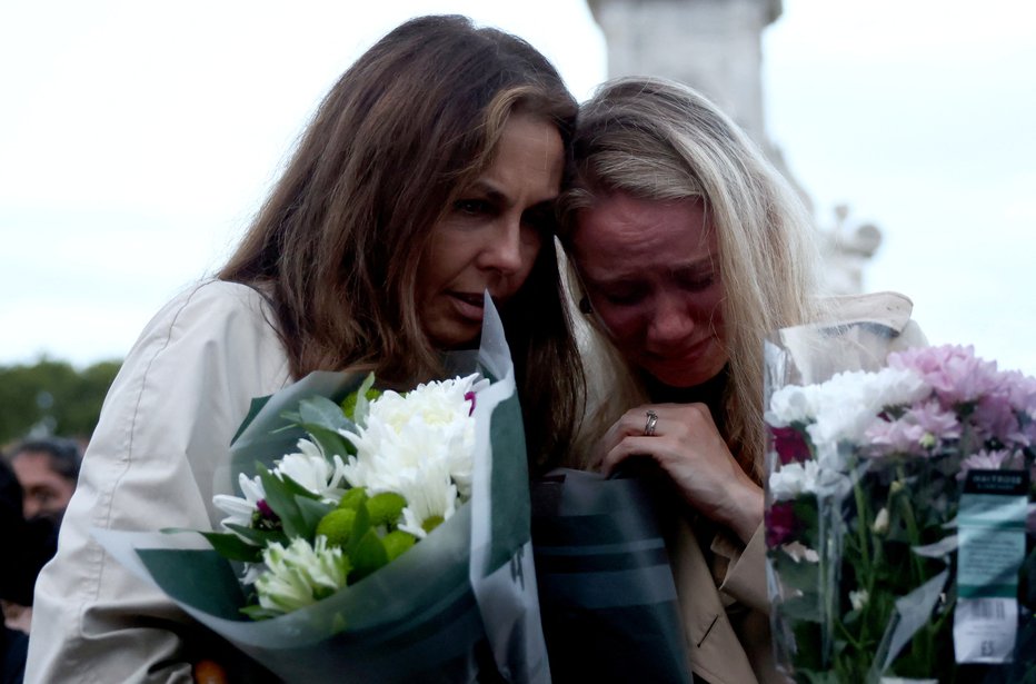 Fotografija: Britanci žalujejo za ljubljeno kraljico. FOTO: Henry Nicholls, Reuters
