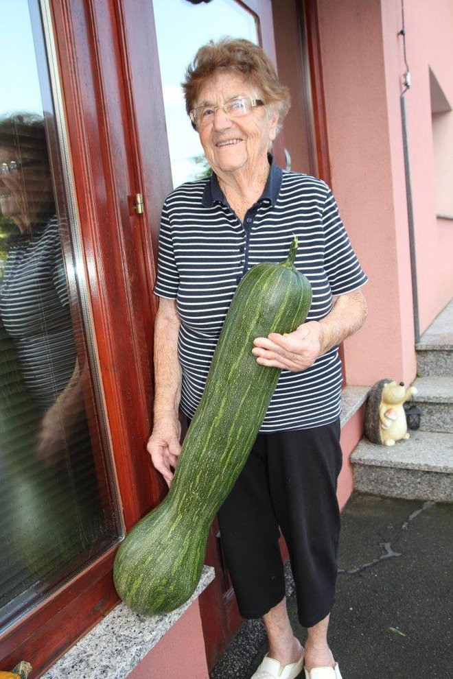 Ivanka z več kot polmetrsko bučo.
