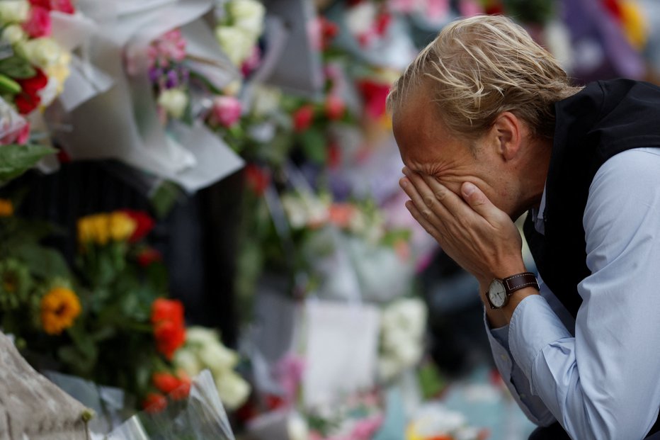 Fotografija: Strti Otočani se zgrinjajo pred kraljevimi palačami. FOTO: John Sibley, Reuters
