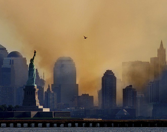 Teroristi so ugrabili štiri letala, dve sta treščili v dvojčka Svetovnega trgovinskega centra v New Yorku. FOTO: Ray Stubblebine, Reuters Pictures
