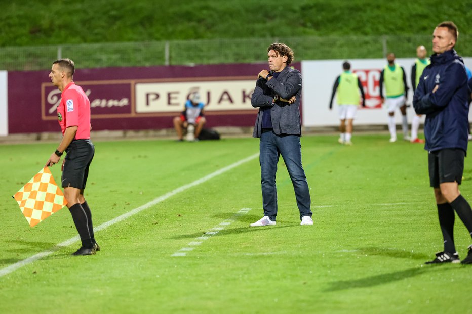 Fotografija: Celjski trener Roman Pilipčuk med tekmo ni skrival živčnosti. FOTO: Črt Piksi
