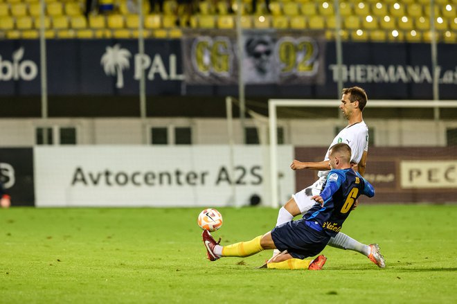 David Zec (v modrem) je bil pogosto hitrejši od Mustafe Nukića. FOTO: Črt Piksi
