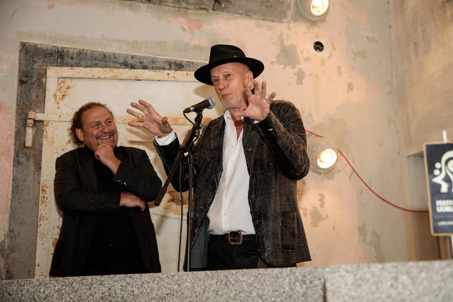 Fotografija: Po nastopu, polnem čustev, je Vlado Kreslin z direktorjem festivala Darkom Brlekom nasmejal izbrane goste večerne zabave. Fotografije: Mediaspeed.net
