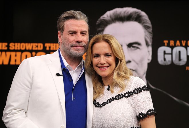 John Travolta in Kelly Preston

John Travolta in žal že pokojna Kelly Preston sta prav tako pripadnika scientologije in sta sina Jetta šolala doma, preden je, star komaj 16 let, tragično preminul. Tega, da ga nista poslala v šolo, nista nikoli obžalovala in enak sistem sta vpeljala tudi pri šolanju hčerke Elle Bleu.
