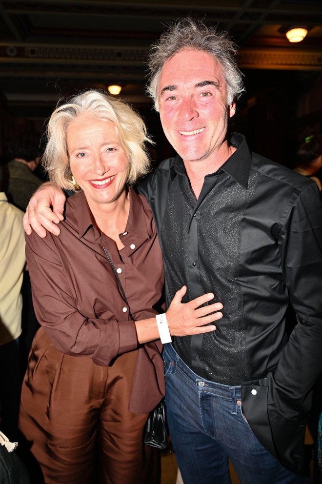 Emma Thompson in Greg Wise

Emma Thompson in njen mož Greg Wise sta se odločila hčer Gaio izobraževati doma, ko je dopolnila 15 let, ker očitno izobrazba, ki so jo ponujale šole, zanjo ni bila primerna. Oče je dekletu zgradil posebno učilnico, da je z učiteljevo pomočjo nadaljevala izobraževanje.
