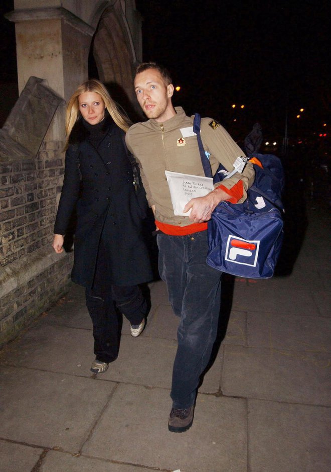 Gwyneth Paltrow in Chris Martin

Leta 2011 sta zakonca prek oglasa iskala učitelja za otroka Apple in Mosesa. Plačilo, ki sta ga ponujala, je znašalo 75.000 evrov letno. Razlog za odločitev: nezadovoljstvo s šolskimi programi, v katerih je bilo po njunem mnenju premalo tradicionalnih elementov klasičnega razmišljanja in učenja.
