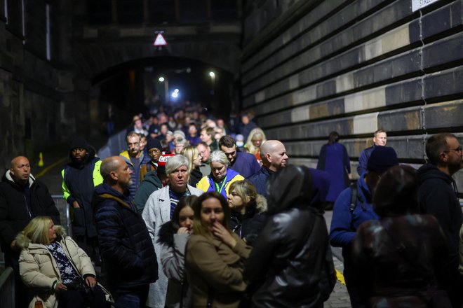 Nepregledna množica je čakala vso noč, da se je poslovila od ljube vladarice. FOTO: Hannah Mckay/Reuters
