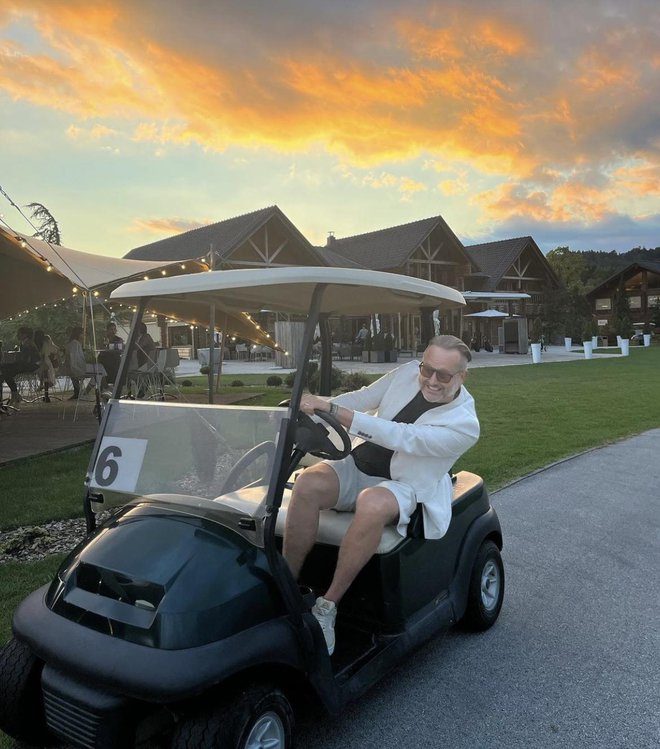 Miki je poskusil vožnjo z golfskim avtom. FOTO: Osebni arhiv
