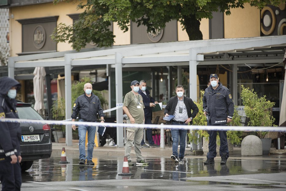 Fotografija: Zgodilo se je na terasi Kofi placa sredi belega dne. FOTO: Jure Eržen
