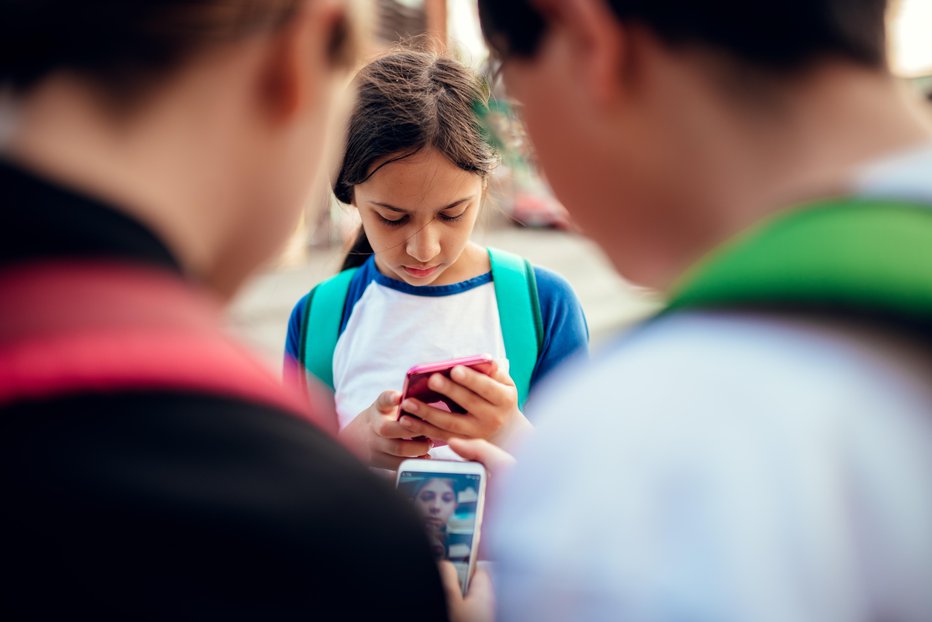 Fotografija: Dekleta se bolj kot fantje primerjajo z drugimi na internetu, s popolnimi podobami zvezdnic in vplivnic. FOTO: Kerkez, Getty Images, Istockphoto
