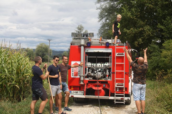 Najbolj pogumni so splezali celo na gasilsko vozilo.
