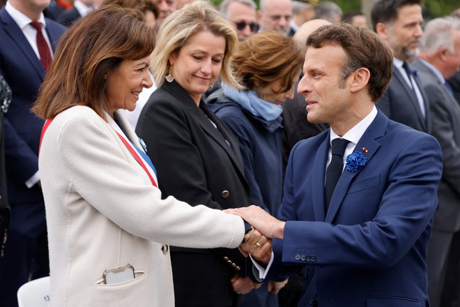 Pariška županja Anne Hidalgo s francoskim predsednikom Emmanuelom Macronom FOTO: Pool Reuters
