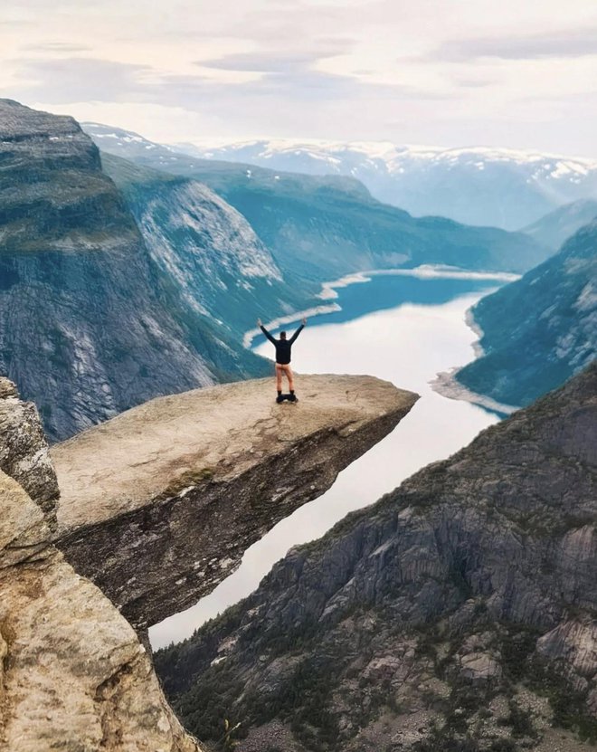 Kot je v Robertovi navadi, niti na hladnem severu ni zdržal oblečen, zato je spustil hlače na kamniti tvorbi Trolltunga. Leži 1100 metrov nad morjem in 700 metrov nad jezerom Ringedalsvatnet.
