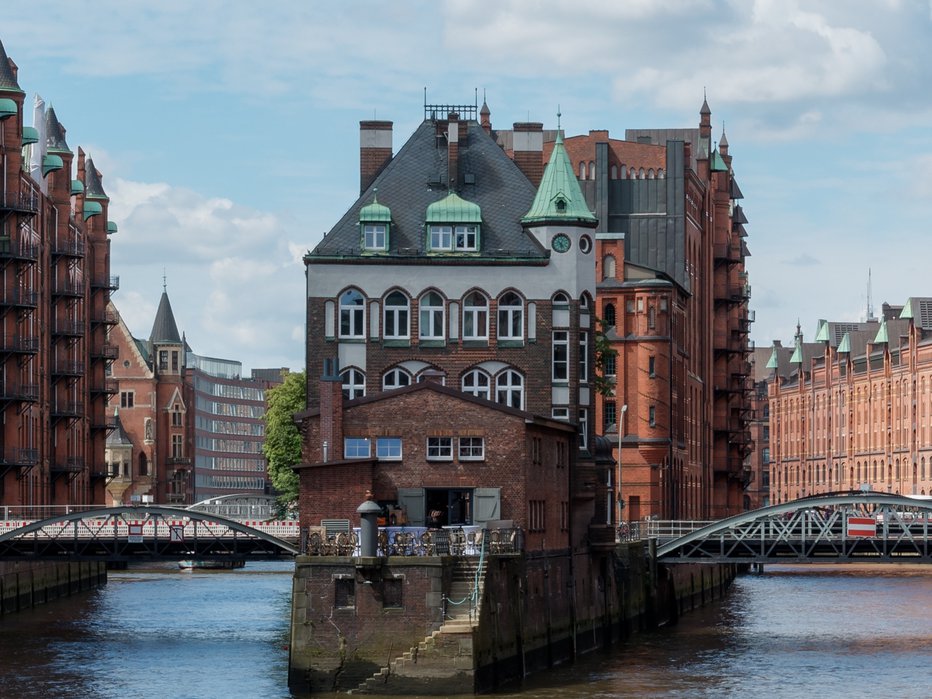 Fotografija: Znamenita hamburška zgradba Wasserschloss v mestnem predelu Speicherstadt, ki je na seznamu Unescove svetovne dediščine. FOTO: Dietmar Rabich/wikipedia
