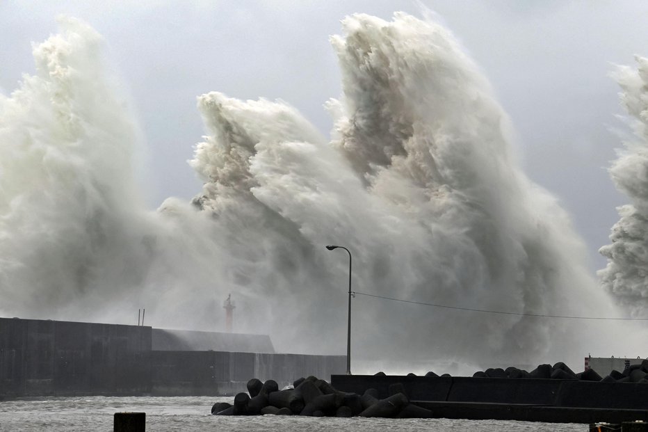 Fotografija: Japonci se pripravljajo na močne poplave in plazove. FOTO: Reuters
