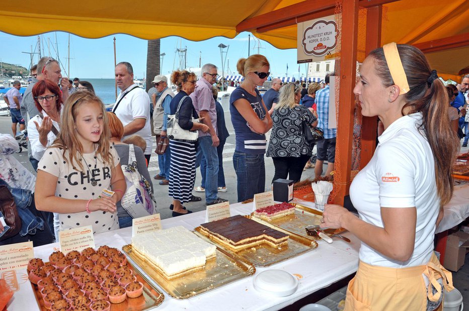 Fotografija: Obiskovalci lahko na stojnicah okušajo različne sladice. Foto: arhiv MOK
