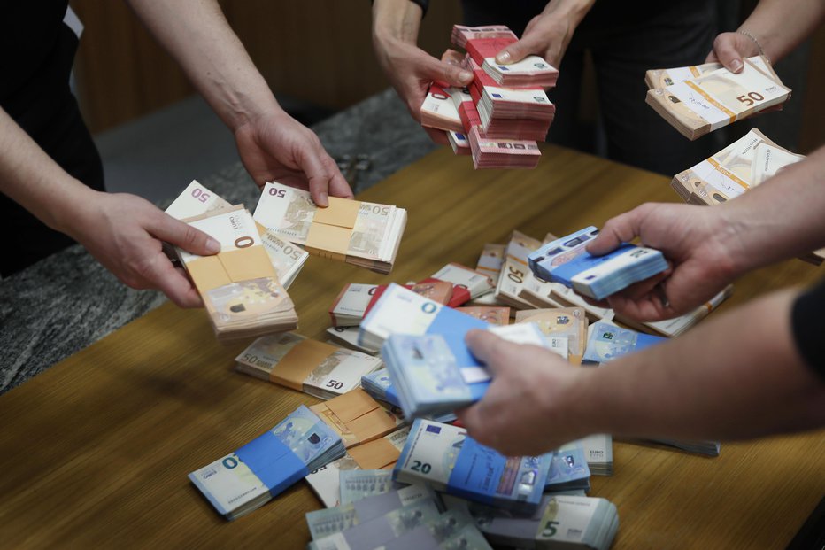 Fotografija: Na začetku tedna premislimo in uredimo finance. FOTO: Leon Vidic, Delo
