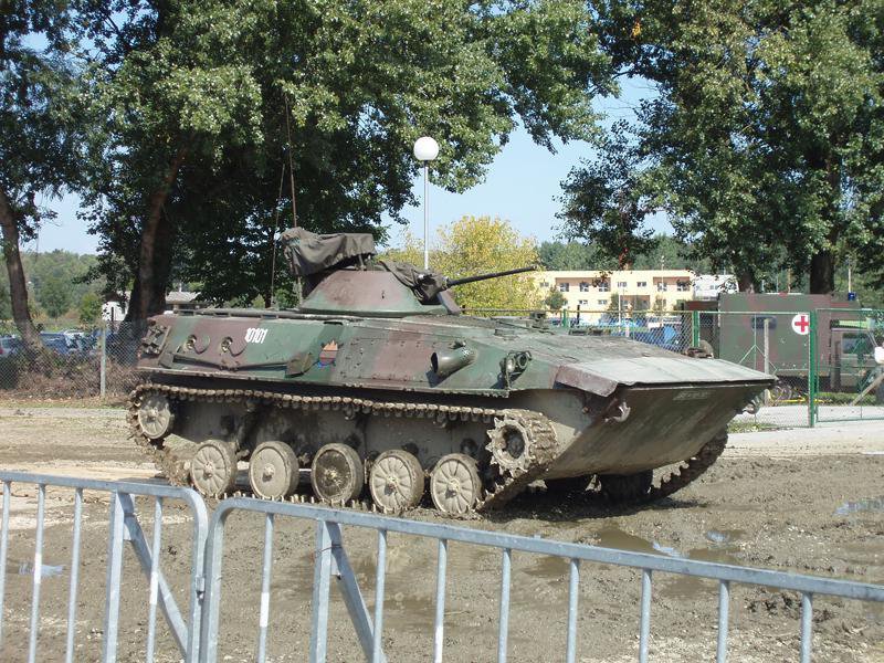 Fotografija: Bojno vozilo pehote je amfibijsko gosenično vozilo s posadko treh vojakov in prostorom za oboroženi oddelek. Ima 20-milimetrski top, mitraljez in lanserje protitankovskih raket Maljutk. FOTO: Slovenska vojska
