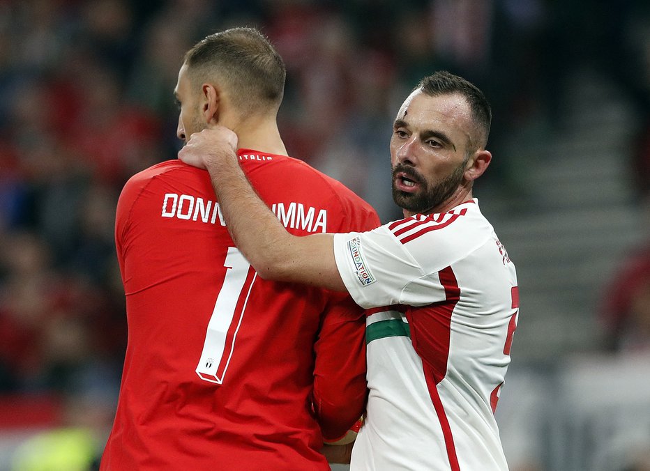 Fotografija: Attila Fiola (desno) ni našel poti do mreže Gianluigija Donnarumme, ki je tekmo sklenil s šestimi obrambami. FOTO: Bernadett Szabo/Reuters
