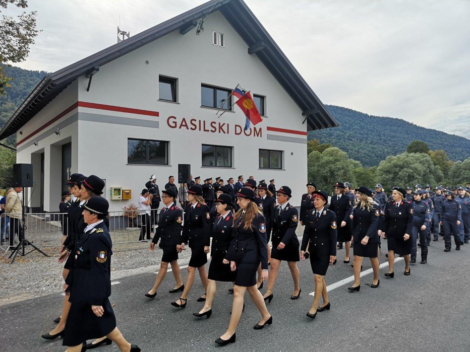 Fotografija: Ženska desetina paradira ob novemu domu. Fotografije: Milan Glavonjić
