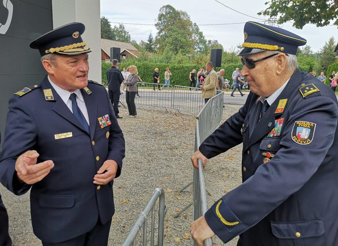 Svečanosti se je udeležil Janko Cerkvenik (levo), predsednik Gasilske zveze Slovenije, ob njem Branko Kocjan, predsednik PGD Šalka vas.
