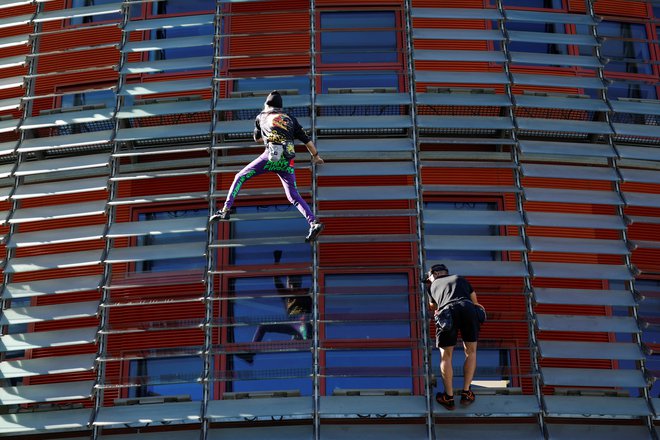 Sin je brez težav sledil očetu. FOTO: Albert Gea/Reuters
