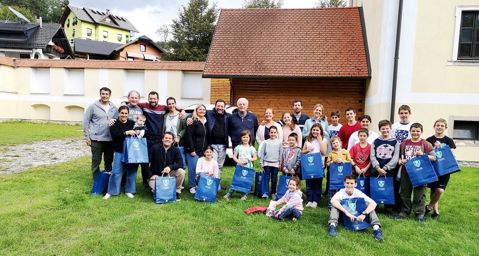 Fotografija: Za mlade pevce in spremljevalce so v Adergasu pripravili druženje. FOTO: Slavko Kalan
