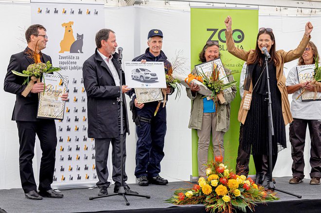 Direktorica ZOO Barbara Mihelič se je razveselila novega avtomobila.
