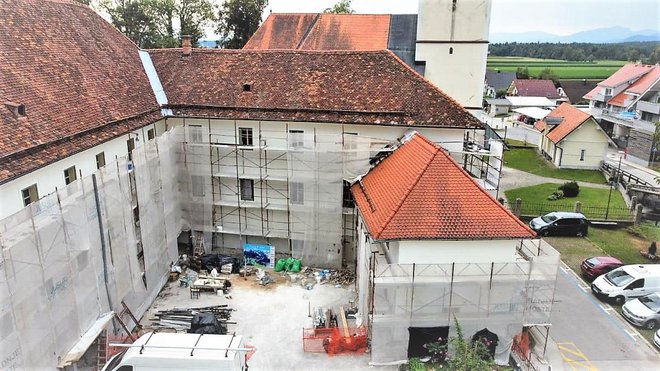 Poslopju so nadeli novo fasado. Foto: osebni arhiv
