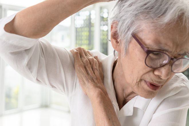 Več kot polovica starejših od 65 let ima različne oblike. FOTO: Satjawat Boontanataweepol, Getty Images
